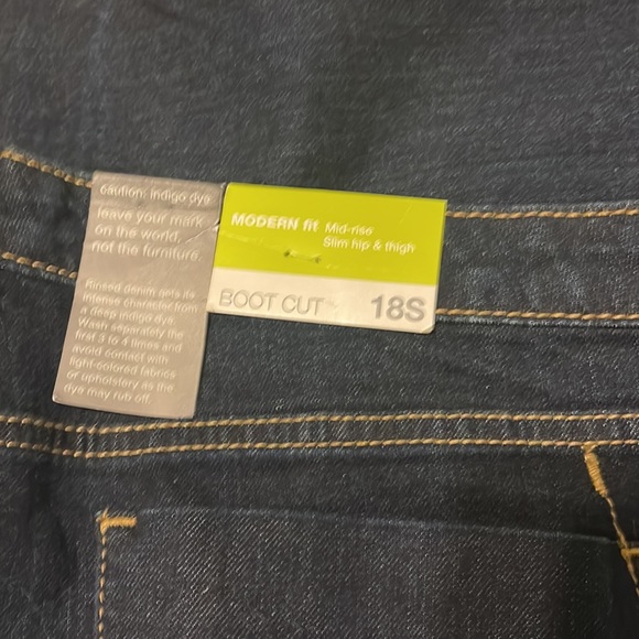 New With Tags Modern Fit High Rose Slim Hip and Thigh Boot Cut Jeans - Picture 4 of 4